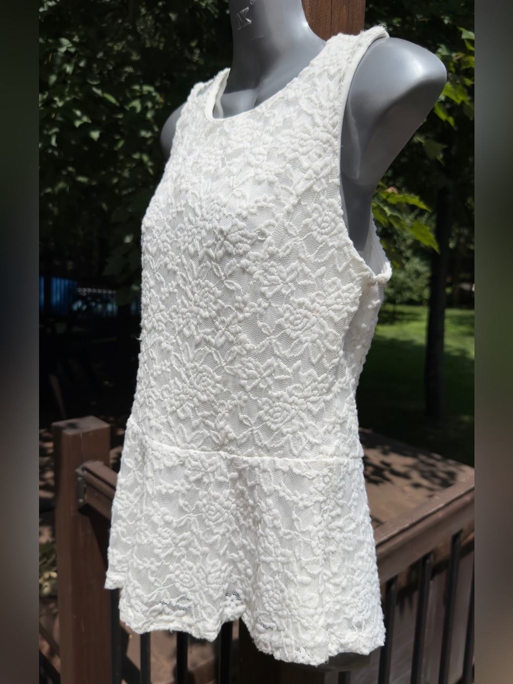 •Suzy Shier White Floral Lace Peplum Top Size M Sleeveless Keyhole Back - Picture 5 of 10